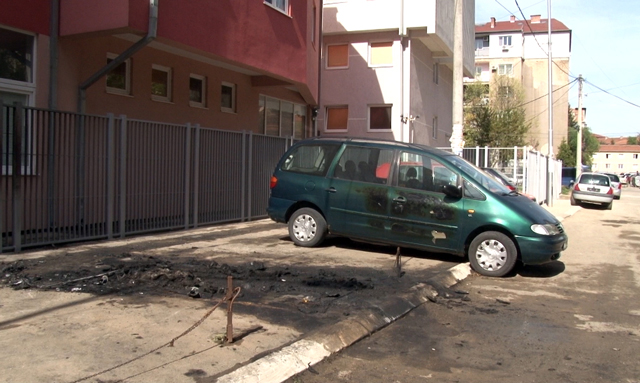 У Косовској Митровици током ноћи изгорела три возила