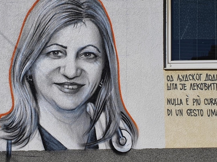 Un murale dedicato al Dott.  Sonja Rakočevi nell’edificio del Centro medico a trpce