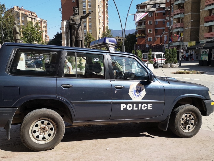 kosovska-policija-krada-u-mitrovici-tuca-u-zvecanu