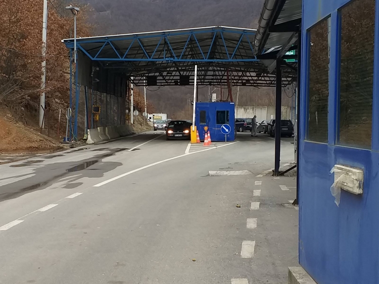 kancelarija-za-kim-kosovska-policija-vozilima-sa-km-tablicama-ne-dozvoljava-da-koriste-prelaze-jarinje-i-brnjak